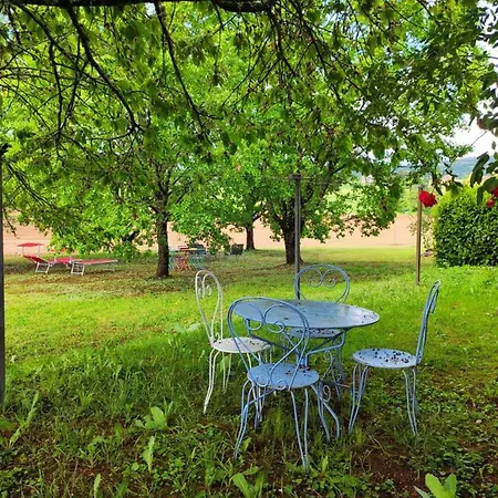 Les Des Chats Malicieux Bed & Breakfast