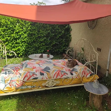 Les Des Chats Malicieux Bed & Breakfast *