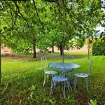 Les Des Chats Malicieux Bed & Breakfast